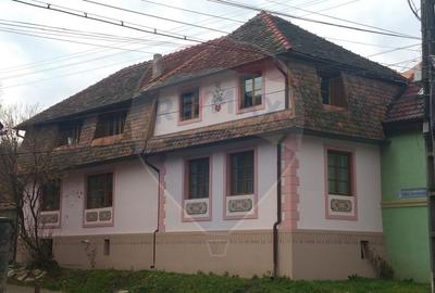 Reședință cu farmec aparte în inima Cisnădioarei - 1