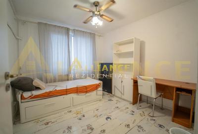 Apartament cu 3 camere semidecomandat în Olteniței