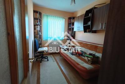 Apartament de vanzare cu 3 camere, decomandat -55 mp. balcon, pivnita - 3