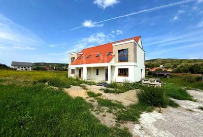 Casă cu 4 camere în Chinteni