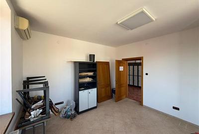 De inchiriat spatiu birouri, 10 birouri , 4 bai, garaj, 4 bai si teren 10 arii,S - 19