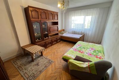 Închiriez apartament 2 camere decomandat – zonă Centrală - 1