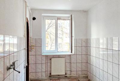 Apartament 3 camere decomandate, etaj 1,cu loc de parcare si boxa, Cl.Romanului - 11