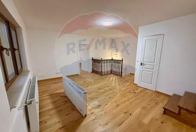 Apartament 4 camere, pe 2 niveluri si curte comuna în Centru - 24