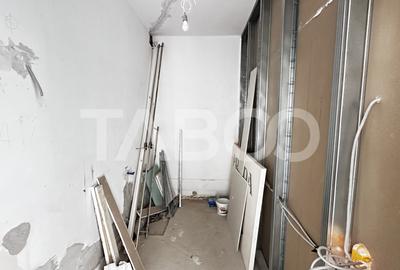 Apartament de vanzare 3 camere nemobilate 56 mpu cu balcon Central - 4