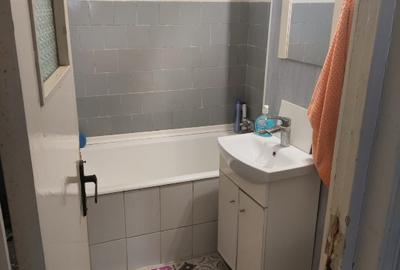 Vand apartament  3 camere, izolat exterior,bloc antiseismic vis-a-vis Comisariat - 11