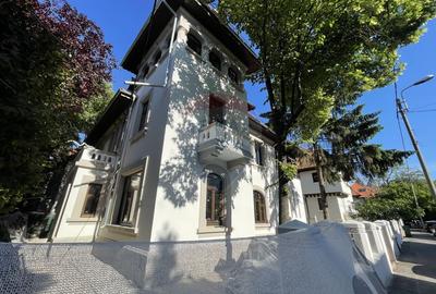 Casă individuală cu 10 camere în Aviatorilor