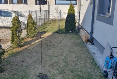 Vând apartament  cu curte