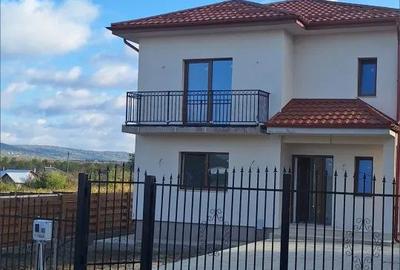 Casă individuală cu 4 camere în Hlincea