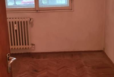 Apartament cu 3 camere semidecomandat în Titan