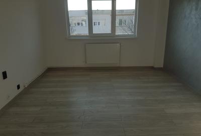 Apartament doua camere, decomandat, etaj 4, cu sarpanta, renovat modern, stradal