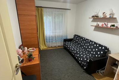 Apartament cu 3 camere decomandat, mobilat în Nicolina
