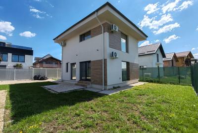 Casă cu 3 camere în Tunari