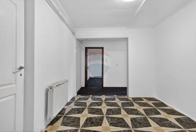 Apartament spațios la casă, renovat, ultracentral Pecica - 4