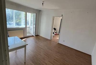 Apartament cu 3 camere semidecomandat în Calea București