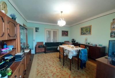 Apartament 4 camere 84 mp,et. 3, 2 logii, parcare zona Parcul Central