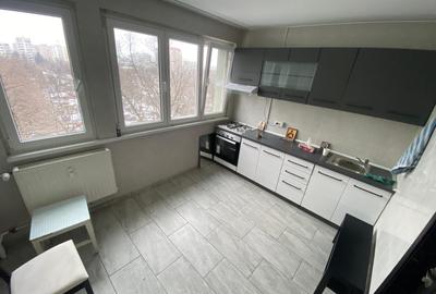 Apartament cu 3 camere semidecomandat, mobilat în Titan