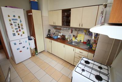 3 camere cu living de 31 mp, dormitoare de 14 și 12, bucătărie de 10,  centrală - 7