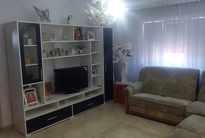 Apartament cu 3 camere semidecomandat, mobilat în Central