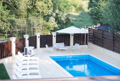 Casă superfinisată, complet mobilată, cu piscină încălzită – 5 camere, 5 băi - 5