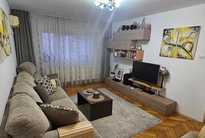 Apartament cu 4 camere decomandat, mobilat în Dacia