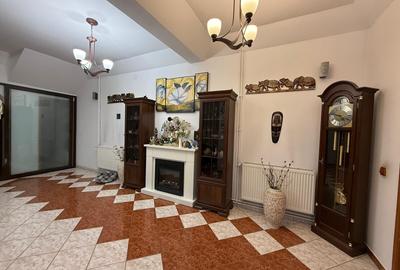 Casă individuală cu 8 camere în Apărătorii Patriei