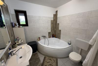 Casă înșiruită complet mobilată + curte+ 2 parcari în complex inchis! - 10