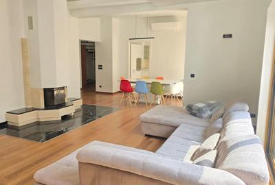 Apartament cu 5 camere decomandat în Primăverii