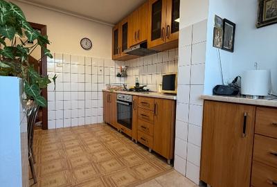 Apartament cu 3 camere decomandat, mobilat în Aradului