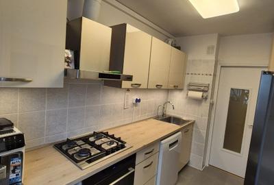 Apartament . decomandat 4 camere, cu  centrala, 2 locuri parcare - 1