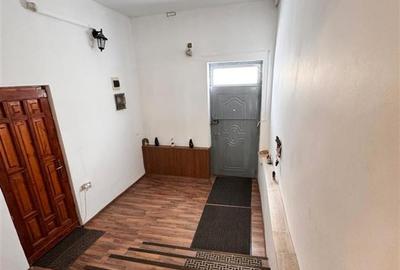 Casa in apreciabil potential,cu terase, curte,gradina echipata,2 pivnite,Str. Ro - 11