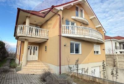 Casă cu 8 camere în Sânmartin