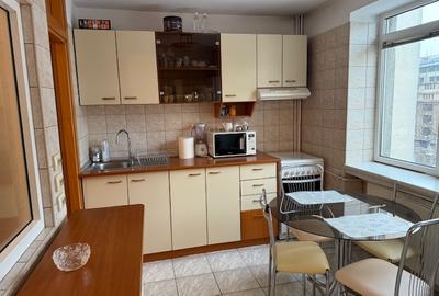 Apartament cu 4 camere decomandat în Calea Victoriei