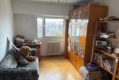 Apartament cu patru camere de vanzare