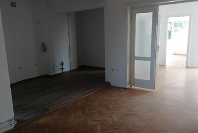 Strada Armeneasca, Apartament cu 4 camere - 77 mp - etaj 2/4, Liber- CLASA - 10