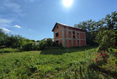 Casă la roșu, cu acoperiș finalizat, lângă pădure - 3