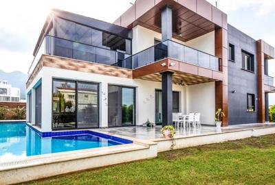 Vilă cu 5 camere, la 800m până la mare, cu piscina privata si panouri solare - 1