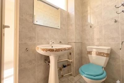 Apartament cu 3 camere decomandat, situat în cartierul Nicolina 2 - 11