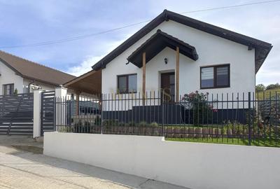 Casă individuală cu 4 camere în Sânnicoară