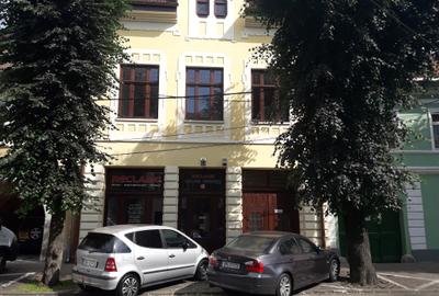 Ofer spre inchiriere 4 sau mai multe incaperi la etajul 1  in zona ultracentrala - 1