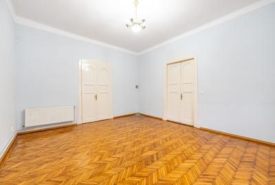 Apartament nemobilat, 3 camere, etaj 1, Bld.Revoluției - 9