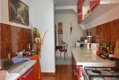 Apartament cu 3 camere decomandat în Astra