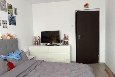Apartament cu 3 camere semidecomandat în Tei