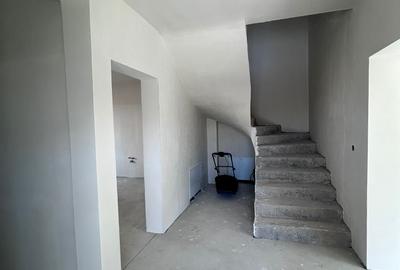 CASA TRIPLEX DE VÂNZARE ÎN FLOREȘTI - 2
