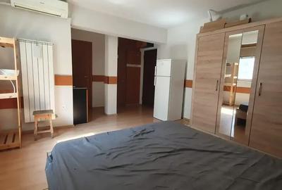 Garsonieră semidecomandată, mobilată în P-ța Universității