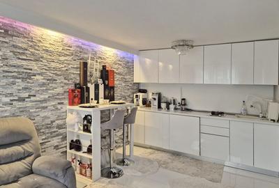 PROPRIETATE VERSATILA, complet renovată– 220 m² utili + 130 m² curte privată - 2