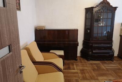 Apartament cu 3 camere decomandat în Casa de Cultură