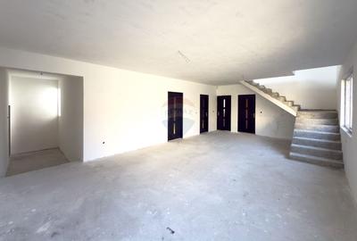 Casă / Vilă cu 8 camere de vânzare în zonă centrală - Urlati - 4