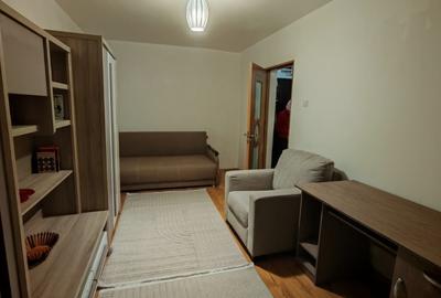 Garsoniera zona Tractorul ,bloc de apartamente - 1