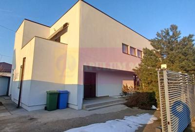 Casă individuală cu 6 camere în Săbăreni